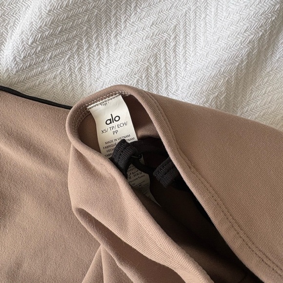 ALO Yoga Tan and black dress - Picture 5 of 5